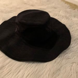Super cute black hat!